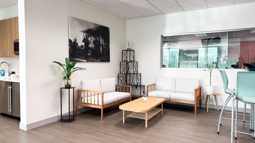 Lounge area and amenities at Forge Apollo Studio